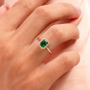 Anillo de oro macizo de 14k con halo de esmeralda • Anillo de compromiso rectangular • Piedra natal de mayo