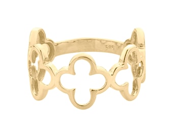Puede incluir: Un anillo dorado con un diseño en forma de trébol. El anillo presenta un patrón calado con formas de tréboles de cuatro hojas. El anillo está hecho de un material metálico brillante y está sobre un fondo blanco. El anillo tiene el número "585" grabado.