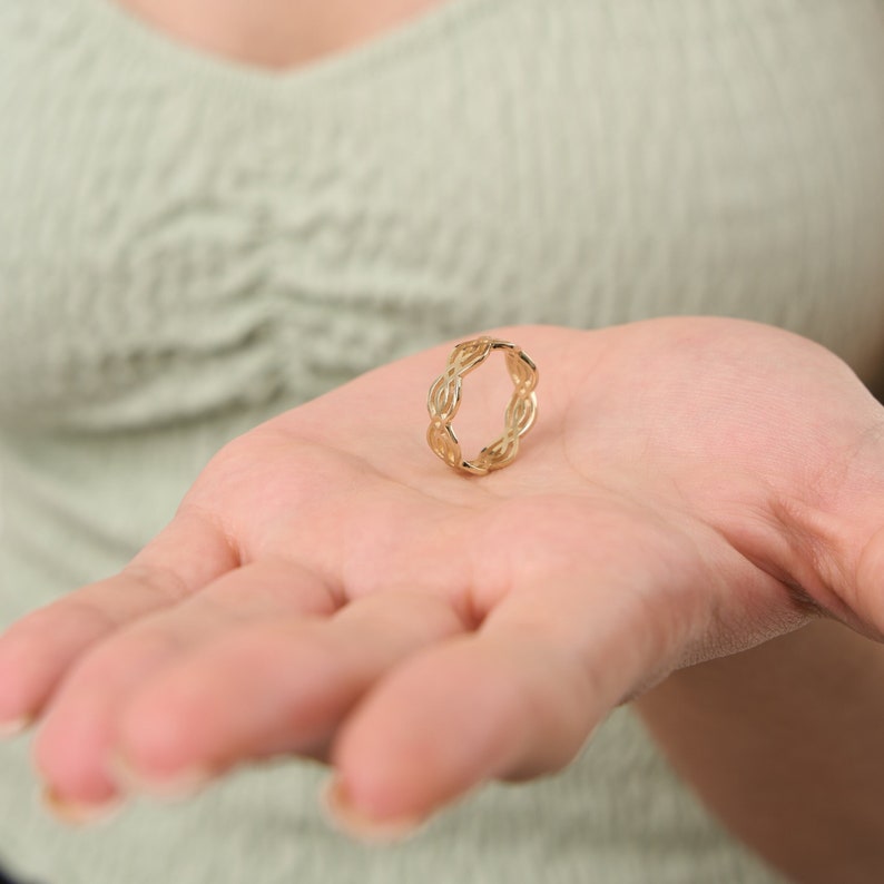 Bague tressée celtique en or massif 14 carats Alliance en or Bague noeud irlandais femme Bague empilable éternité or blanc rose jaune image 1