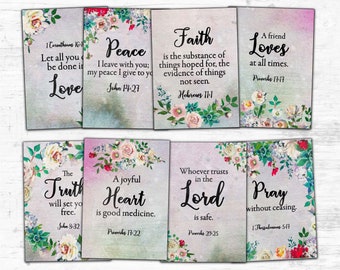 Può includere: Set di 8 carte stampabili con motivi floreali e citazioni ispiratrici. Ogni carta presenta una citazione diversa sulla fede, l'amore, la pace, la verità, la gioia, la preghiera e la fiducia nel Signore. Le citazioni sono tratte dalla Bibbia e includono versi come Giovanni 14:27, Proverbi 17:17, Ebrei 11:1 e 1 Tessalonicesi 5:17.