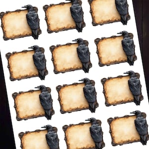 Könnte beinhalten: Wiederholendes Muster dekorativer Tafeln, jeweils mit einem schwarzen Raben, der auf einem rechteckigen, pergamentfarbenen Schild sitzt. Die Schilder haben verzierte, dunkelbraune Rahmen, die eine gotische oder Vintage-Ästhetik erzeugen.