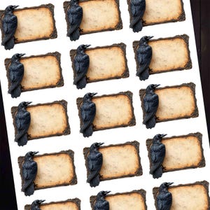 Könnte beinhalten: Ein Bogen Aufkleber mit einem schwarzen Raben, der auf einem rechteckigen Etikett im antiken Stil sitzt. Die Etiketten haben ein strukturiertes, pergamentartiges Aussehen mit einem dekorativen, braunen Rand. Die Raben sind detailliert mit sichtbaren Federn.