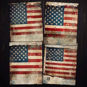 Può includere: Quattro bandiere americane vintage con colori sbiaditi e bordi consumati. Le bandiere sono disposte in una griglia su uno sfondo di legno scuro. Ogni bandiera ha un'iscrizione manoscritta sul retro.