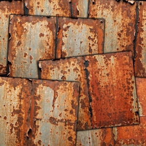 Pode incluir: Close-up de uma superfície metálica enferrujada, composta por várias chapas de metal sobrepostas. O metal está muito enferrujado, com manchas de ferrugem laranja, marrom e vermelha. A superfície é texturizada e irregular, com rachaduras e arranhões visíveis.