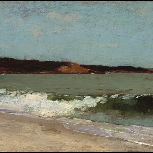 Puede incluir: Una pintura de un paisaje mar&iacute;timo con una playa de arena en primer plano, una l&iacute;nea de olas espumosas rompiendo en la orilla y una costa distante con una colina boscosa en el fondo. El cielo es de un azul claro con algunas nubes tenues.