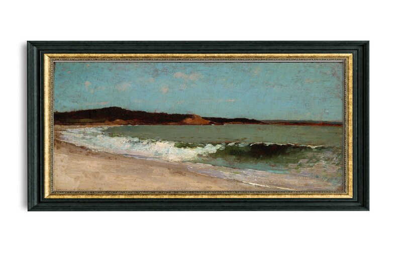 Puede incluir: Una pintura de un paisaje mar&iacute;timo con una playa de arena, olas espumosas y una costa distante con colinas verdes bajo un cielo azul.