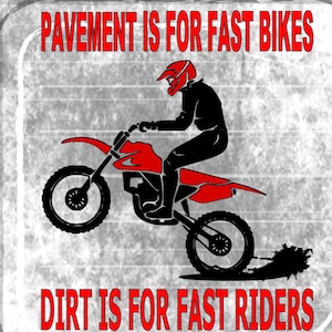 Può includere: Una moto da cross rossa e nera con un pilota con un casco rosso e un equipaggiamento nero. La moto è in aria con la ruota posteriore che solleva la terra. Il testo "PAVEMENT IS FOR FAST BIKES" è in alto nell'immagine e "DIRT IS FOR FAST RIDERS" è in basso.