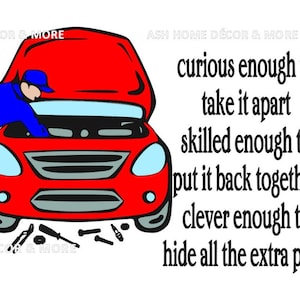 Puede incluir: Una ilustración de dibujos animados de una persona trabajando en un coche rojo con el capó abierto. El texto dice: "suficientemente curioso para desmontarlo lo suficientemente hábil para volver a montarlo lo suficientemente inteligente para esconder todas las piezas adicionales".