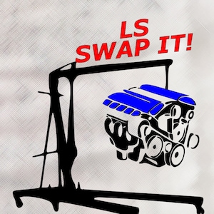 以下が含まれることがあります： クレーンで吊り上げられたエンジンの白黒イラスト。エンジンには青色のアクセントがあります。「LS SWAP IT！」の文字は赤色です。