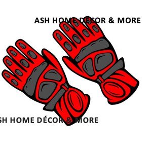 Op de afbeelding: Een paar rode en zwarte motorhandschoenen met vingerbescherming en een polsband. De handschoenen hebben de tekst "ASH HOME DÉCOR & MORE" erop gedrukt.
