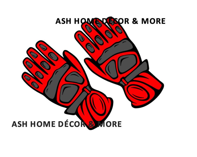 Puede incluir: Un par de guantes de moto rojos y negros con protecci&oacute;n para los dedos y una correa de mu&ntilde;eca. Los guantes tienen el texto "ASH HOME D&Eacute;COR & MORE" impreso en ellos.