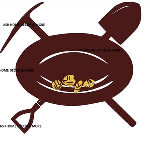 Puede incluir: Una sartén de metal marrón con mango, un pico y una pala. La sartén está llena de pepitas de oro. El texto "ASH HOME DECOR & MORE" se repite cuatro veces alrededor de la imagen.