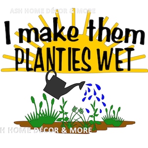 Peut inclure: Un soleil jaune avec des rayons et le texte "I make them PLANTIES WET" au-dessus d'un arrosoir noir versant de l'eau sur des plantes vertes. Le texte "ASH HOME DÉCOR & MORE" apparaît en haut et en bas de l'image.