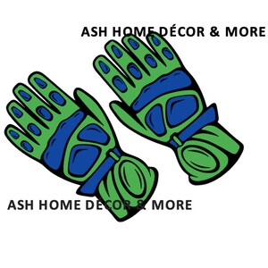 Puede incluir: Un par de guantes verdes y azules con protecci&oacute;n para las yemas de los dedos. Los guantes tienen un dise&ntilde;o texturizado y una correa azul alrededor de la mu&ntilde;eca.