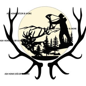 Peut inclure: Silhouette noire et blanche d'un chasseur avec un arc et une flèche visant un cerf dans un décor de forêt. L'image est encadrée par une paire de grandes cornes.