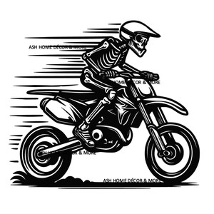 Può includere: Illustrazione in bianco e nero di uno scheletro su una moto da cross. Lo scheletro indossa un casco ed è in movimento, con linee di velocità. Il testo "ASH HOME DÉCOR & MORE" è visibile.