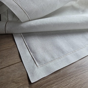 Runner da tavola natalizio in lino con ricamo argento, misure personalizzate disponibili