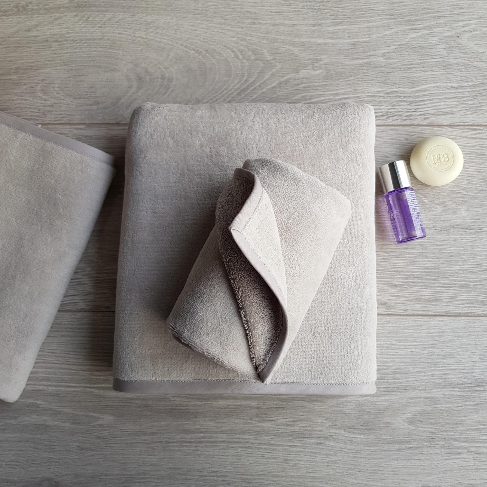 Handtuchset aus ägyptischer Baumwolle in Graubeige: Handgefertigte Luxus-Badezimmerhandtücher