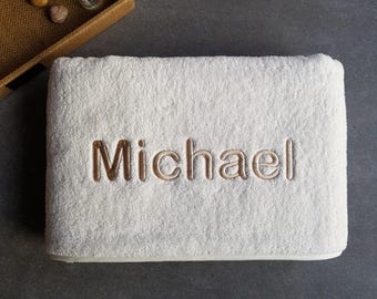 Personalisiertes Badetuch aus elfenbeinfarbener ägyptischer Baumwolle: Gestickter Name, Geschenktuch