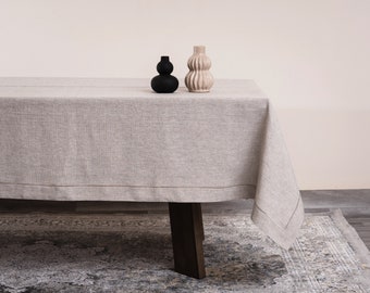 Nappe extra longue en lin beige avec broderie sur une ligne, grande largeur, longueur personnalisée. Dessus de table personnalisé.