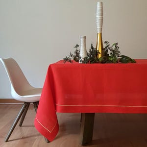 Mantel navideño de lino rojo: Bordado dorado, tamaños personalizados