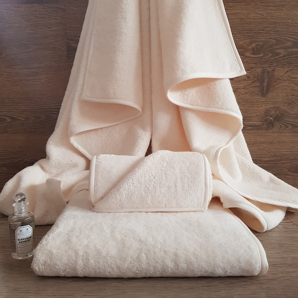 Linges de toilette en coton égyptien ivoire, serviettes moelleuses, draps de bain, essuie-mains. Linge de bain luxueux, dimensions personnalisées, brodées sur mesure.