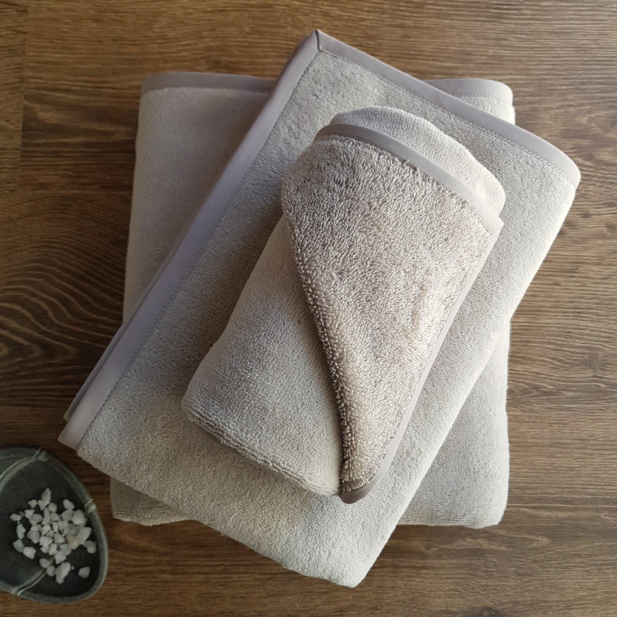 Handtuchset aus ägyptischer Baumwolle in Graubeige: Handgefertigte Luxus-Badezimmerhandtücher