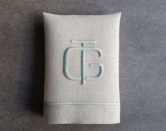 Monogrammeda belgiska linneservetter: Broderade tygservetter, personlig present
