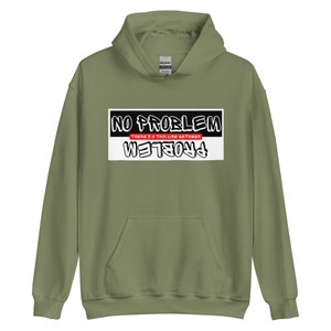 Op de afbeelding: Een groen hoodie met een zwart-witte afbeelding met de tekst "NO PROBLEM THERE'S A THIN LINE BETWEEN PROBLEM" in witte letters met een rode omtrek.