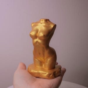 Replica Fleabag &quot;Mother&quot; figurine Gold concrete woman body sculpture