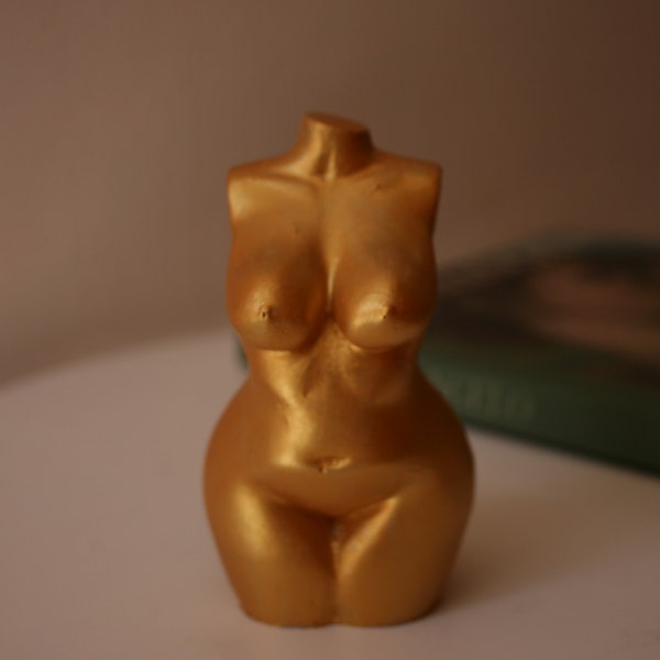 Torso femminile curvy dorato cemento Scultura della dea di dimensioni forti Figurina del corpo della donna nuda