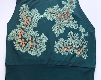 Bralette de cuello alto con estampado de pulmonaria y bambú.