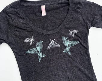 Camiseta de cuello redondo para mujer con estampado de colibrí
