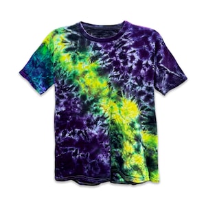 Dark Galaxy Batik Shirt – Diagonales Knautschmuster in Lila, Lavendel, Grün & Gelb – Handgemachtes Festival Shirt S-3XL