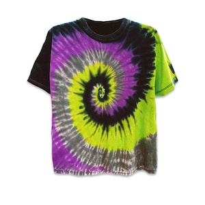 Acid Wave Spiral Tie Dye Shirt – Trippy Handmade Festival Tee in Purple, Green & Gray – Unisex Streetwear S-3XL