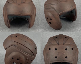 Op de afbeelding: Vier weergaven van een bruine leren voetbalhelm met een gevoerde binnenkant en een gezichtsmasker. De helm heeft een versleten, verweerde uitstraling.