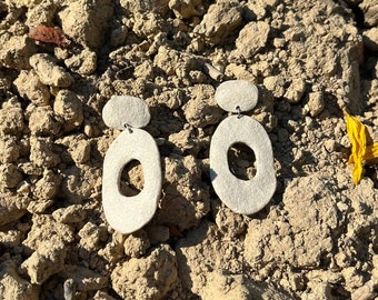 Declaración pendientes colgantes de cerámica / Pendiente blanco de joyería hecha a mano / Ligero / Regalo para ella / Arcilla australiana hipoalergénica larga