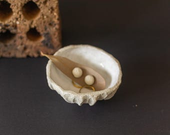 Plato de cerámica para anillos hecho a mano / Porta joyas orgánico