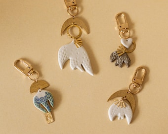 Llavero de cerámica con forma de pájaro / Colgante para bolso inspirado en la naturaleza / Colgante de arcilla artesanal / Llavero bohemio orgánico / Regalo único / Arena y fuego