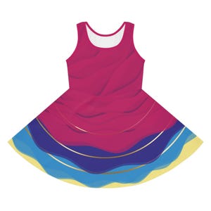 Puede incluir: Un vestido sin mangas con un corpiño rosa y una falda azul y amarilla. La falda tiene un patrón ondulado y detalles dorados.