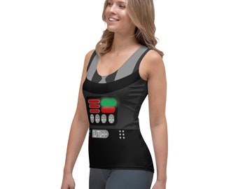 Puede incluir: Camiseta sin mangas negra con un diseño gráfico que imita la placa pectoral de Darth Vader. El diseño incluye paneles iluminados en rojo y verde, junto con detalles grises y negros. La camiseta sin mangas es sin mangas y tiene cuello redondo.