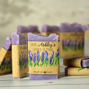Favores de ducha de jabón de lavanda con etiquetas pintadas a mano Favores de jabón de ducha de boda de lavanda Favores de despedida de soltera Favores de baby shower Todo natural