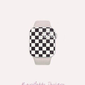 Könnte beinhalten: Eine weiße Apple Watch mit einem schwarz-weiß karierten Zifferblatt. Das Zifferblatt zeigt die Uhrzeit 10:10 und das Datum "FRI 24".