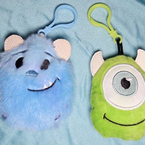 Llavero de monstruo de peluche / Azul suave, colgante para bolso de cíclope verde