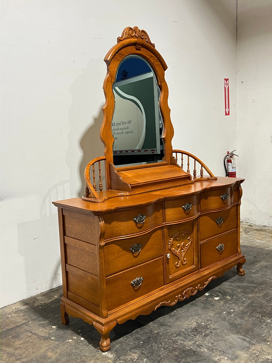 Lexington Victorian Sampler Oak 391235 Triple Dresser 391207 Spindle