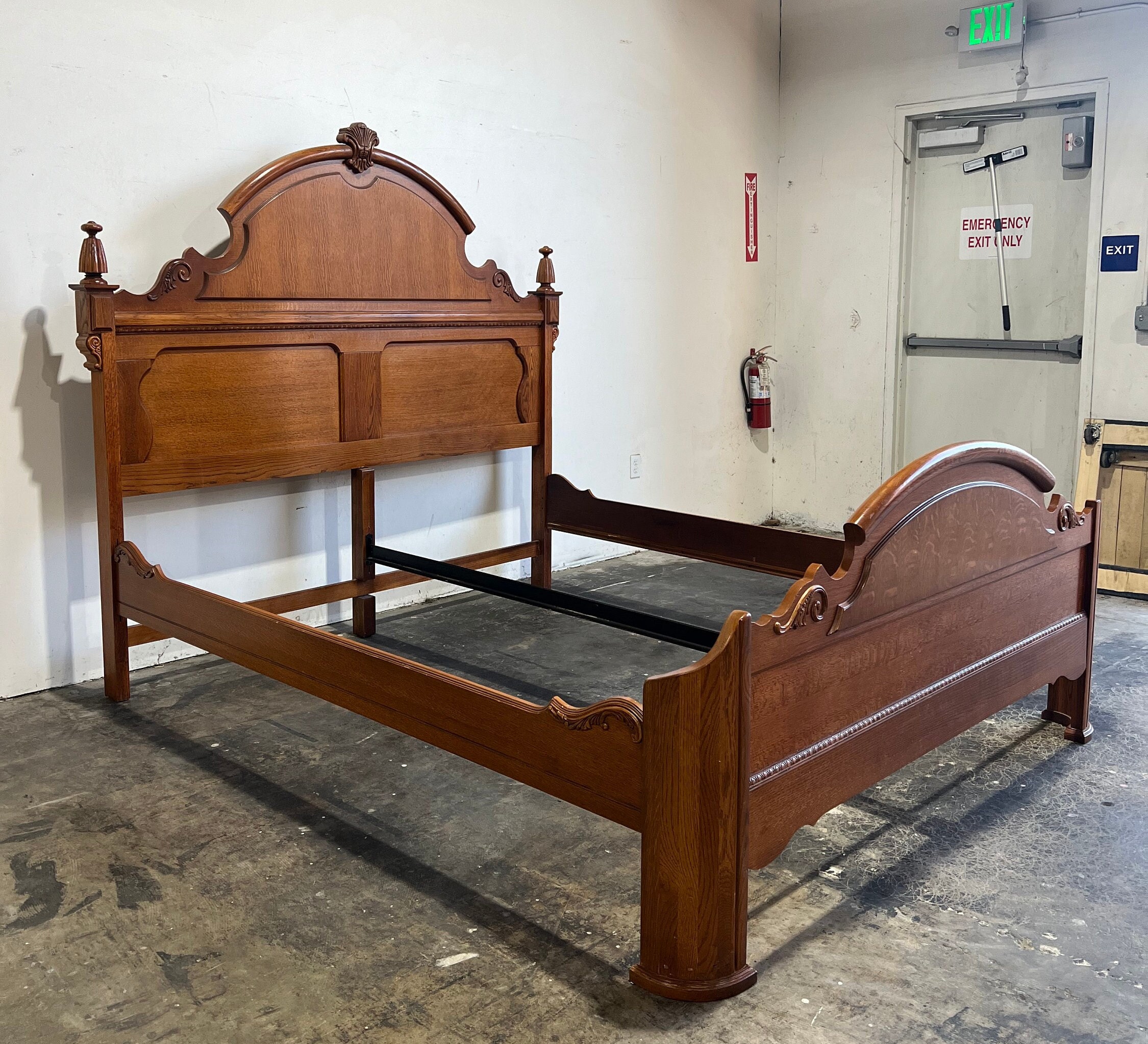 Lexington Victorian Mansion Tiger OAK Calking Bed Made in USA 391135