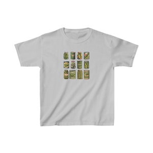 Puede incluir: Una camiseta gris claro con un gr&aacute;fico de 12 tarros de pepinillos. Los tarros son verdes y blancos con una tapa marr&oacute;n. Los tarros est&aacute;n dispuestos en una cuadr&iacute;cula.