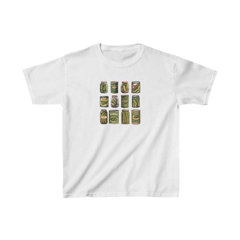 Puede incluir: Camiseta blanca con un gr&aacute;fico de 16 tarros de pepinillos. Los tarros est&aacute;n dispuestos en una cuadr&iacute;cula y presentan diferentes marcas y etiquetas de pepinillos.