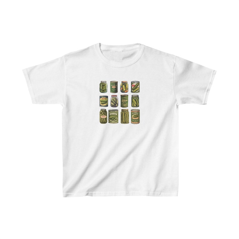 Puede incluir: Camiseta blanca con un gr&aacute;fico de varios frascos de pepinillos. Los frascos son verdes y tienen etiquetas que dicen "Sweet Pickles" y "Dill Pickles".