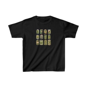 Puede incluir: Camiseta negra con un gr&aacute;fico de una cuadr&iacute;cula de 12 frascos de pepinillos verdes. Los frascos est&aacute;n etiquetados como "Sweet Pickles" y "Dill Pickles".